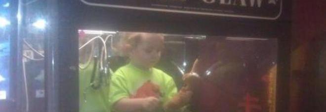 IL BIMBO DI TRE ANNI SCOMPARE: LO RITROVANO ALL'INTERNO DI UN 'ARTIGLIO' IN SALA GIOCHI - 09/05/2014