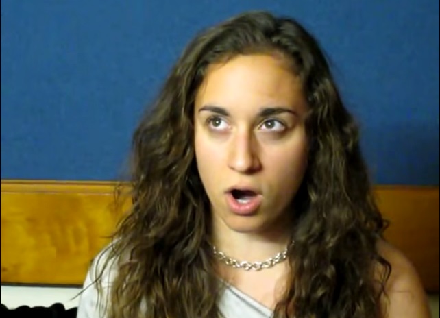 E' DAVVERO INCREDIBILE CIO' CHE RIESCE A FARE QUESTA RAGAZZA CON LA BOCCA - VIDEO - 08/05/2014