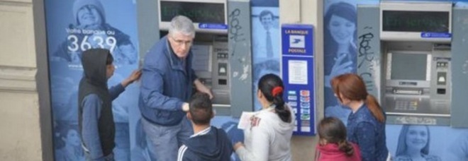 TURISTA DERUBATO AL BANCOMAT DA UN GRUPPO DI ROM - ECCO TUTTA LA SEQUENZA - 21/04/2014