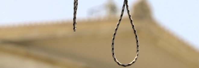 SCRIVE UN SMS D'ADDIO E TENTA IL SUICIDIO: LA FIGLIA DODICENNE GLI SALVA LA VITA IN TEMPO - 19/05/2014