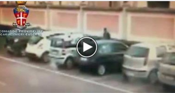 ECCO COME TI RUBANO LA MACCHINA IN SOLI 2 MINUTI - VIDEO - 23/04/2014