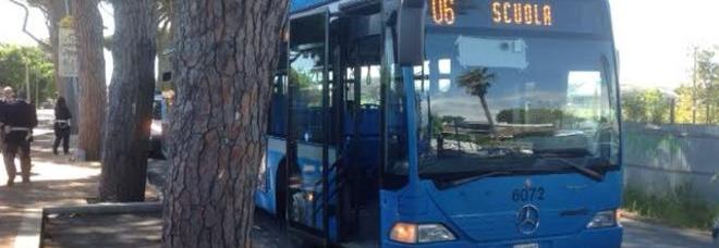 ROMA, SI APRE LA PORTA DELL'AUTOBUS: 15ENNE CADE E VIENE INVESTITA: È GRAVE - 28/04/2014