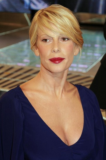 ALESSIA MARCUZZI SEXY IN BIKINI: ''IN ARRIVO I COSTUMI PER L'ESTATE'' - FOTO ALL'INTERNO - 06/05/2014