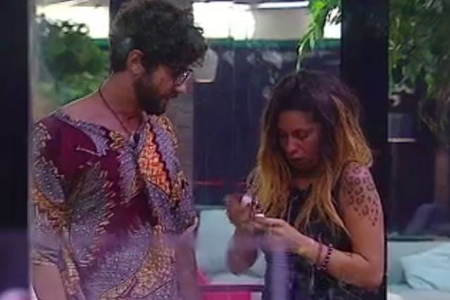 LA TELECAMERA COGLI IL GESTO DI ANGELA E SCOPPIA LA POLEMICA - ECCO COS'E' SUCCESSO - 07/05/2014