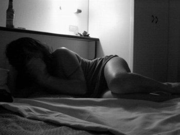 SFONDA LA PORTA E SI FA TROVARE NUDA NEL LETTO. ''VIENI, TI ASPETTO''. DENUNCIATA PER STALKING - 20/06/2014