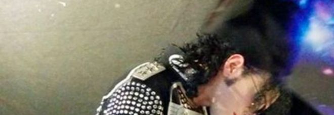 IL SOSIA DI MICHAEL JACKSON FIRMA AUTOGRAFI, AL SUO FIANCO SPUNTA IL SUO 'FANTASMA' - FOTO - 16/05/2014