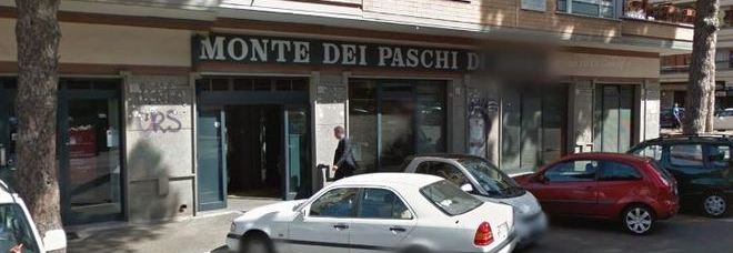 ROMA, RAPINA IN BANCA FINISCE NEL SANGUE: GUARDIA GIURATA SPARA E UCCIDE IL BANDITO - 16/05/2014