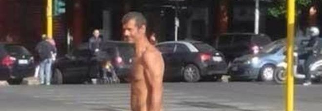 TRASTEVERE COME LA SPIAGGIA DI CAPOCOTTA: UN UOMO COMPLETAMENTE NUDO IN STRADA - FOTO - 20/05/2014