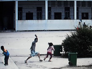 MANNAIA TRA LE MANI, UN FOLLE ATTACCA BAMBINI DURANTE LA RICREAZIONE - TERRORE IN UNA SCUOLA ELEMENTARE - 21/05/2014