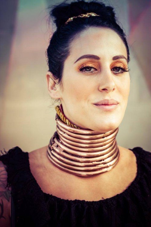 VUOLE DIVENTARE UNA ''DONNA - GIRAFFA'': ANELLI DI RAME PER ALLUNGARE IL COLLO - 12/09/2014