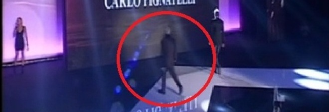 TUTTOSPOSI, LO STILISTA CARLO PIGNATELLI CADE DAL PALCO DOPO LA SFILATA - VIDEO - 19/10/2014