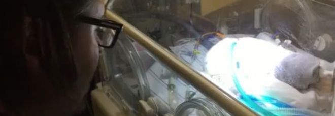 L'ULTIMA NINNA NANNA, IL PADRE CANTA BLACKBIRD AL FIGLIO MORENTE. LA MADRE È DECEDUTA DANDOLO ALLA LUCE - 13/11/2014