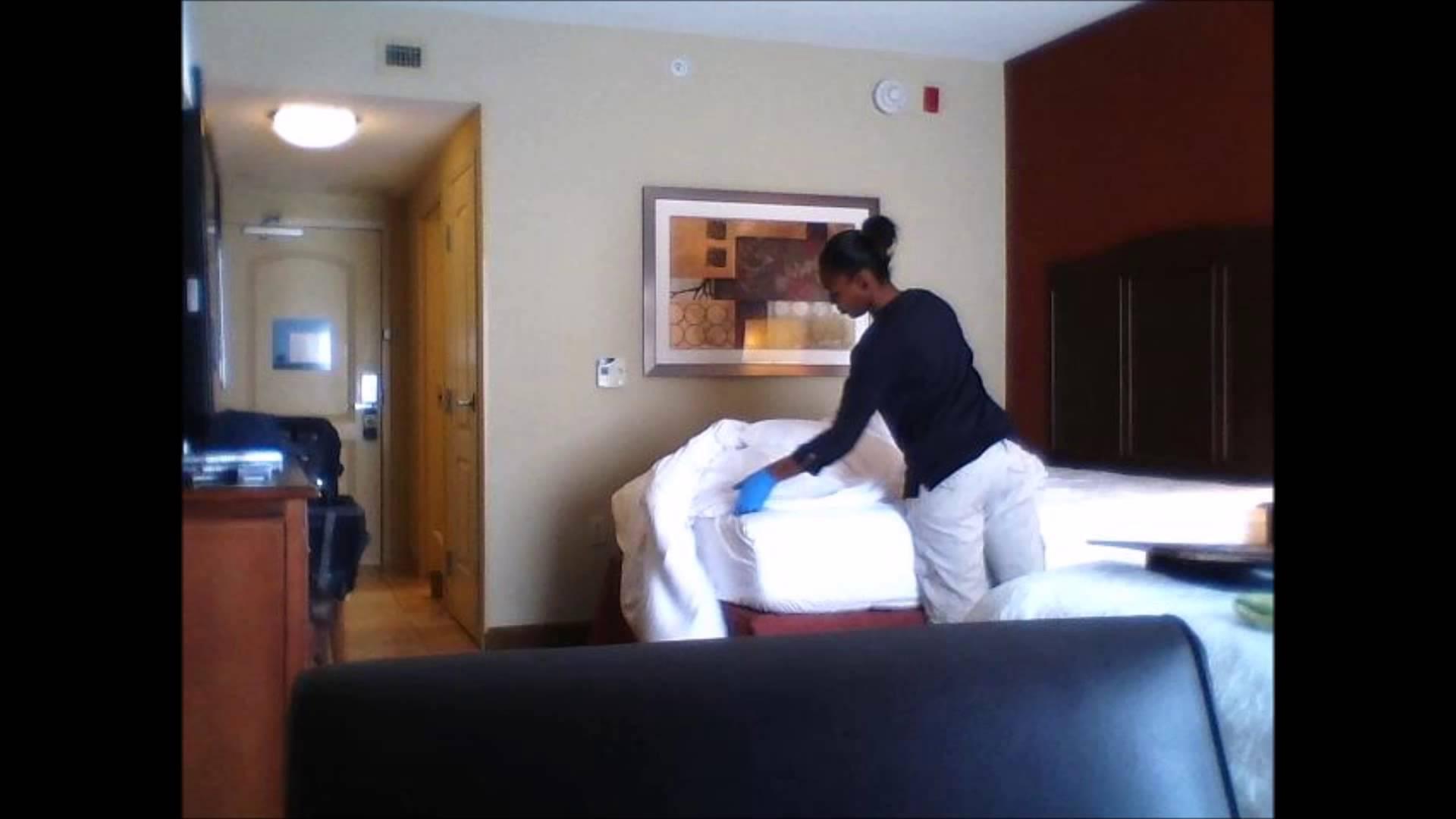 ECCO COSA FANNO LE CAMERIERE NELLE CAMERE D'ALBERGO QUANDO IL CLIENTE NON C'E' - VIDEO - 08/01/2015