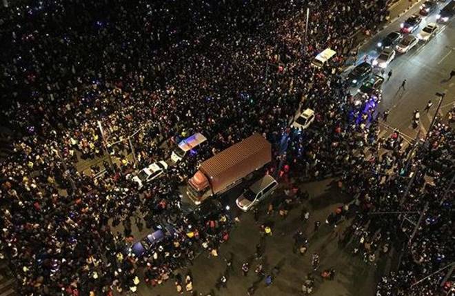 TRAGEDIA DI CAPODANNO, LANCIANO SOLDI FALSI DA UN PALAZZO: 35 MORTI NELLA RESSA - 01/01/2015