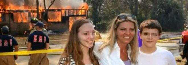 LA CASA VA IN FIAMME E LA MAMMA, SORRIDENTE, SCATTA UNA FOTO: ECCO IL MOTIVO - GUARDA - 16/02/2015