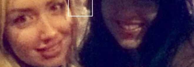 DUE AMICHE SI FANNO UN SELFIE, GUARDANO LA FOTO E ALL'IMPROVVISO... ECCO COSA SCOPRONO - GUARDA - 30/10/2014