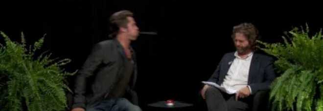BRAD PITT SPUTA LA GOMMA IN FACCIA AL CONDUTTORE: GLI AVEVA CHIESTO DI JENNIFER ANISTON - VIDEO - 30/10/2014