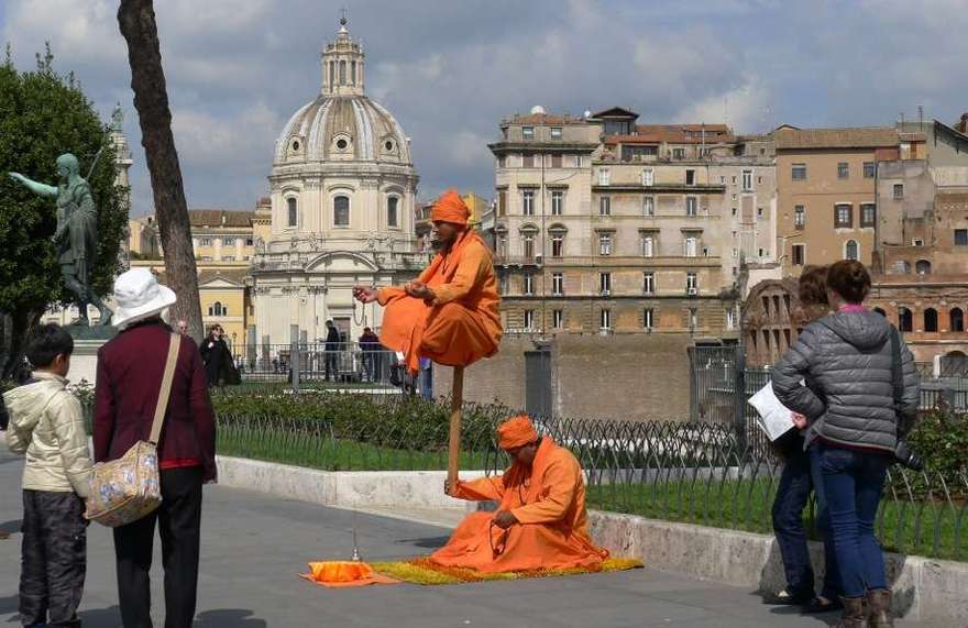 IL FACHIRO SOSPESO IN ARIA: ECCO SVELATO IL TRUCCO - VIDEO - 28/02/2015
