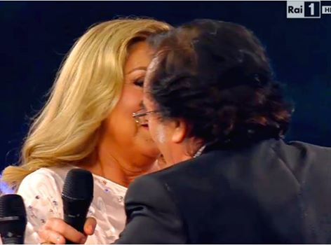 SANREMO2015: AL BANO E ROMINA ARRIVA IL MOMENTO DEL BACIO. ECCO LEI COSA DICE CON DELUSIONE - 10/02/2015