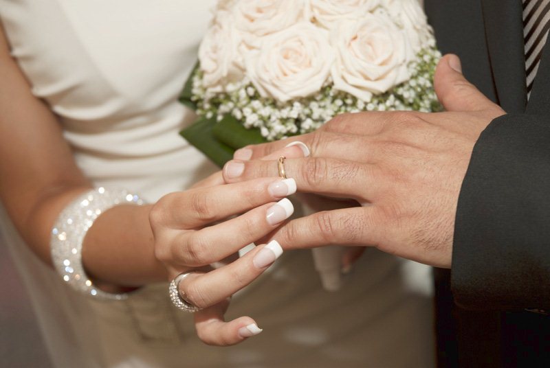 LUI HA UN ATTACCO EPILETTICO DURANTE LE NOZZE: L'INCREDIBILE REAZIONE DELLA SPOSA - 19/02/2015