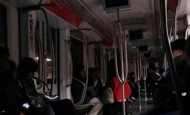 ROMA: ''AUTISTA BLOCCA LA METRO E SCAPPA SUI BINARI'' - PASSEGGERI FURIBONDI - 17/04/2015