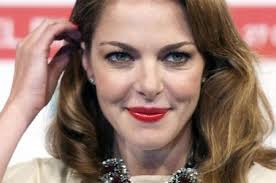 CLAUDIA GERINI PROVOCANTE: QUELLA MAGLIETTA CHE NON LASCIA NULLA ALL'IMMAGINAZIONE - FOTO - 20/04/2015