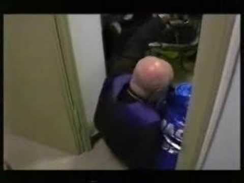 L'ESORCISMO SHOCK DI PADRE AMORTH: GUARDATE COSA SPUTANO GLI INDEMONIATI - VIDEO - 23/04/2015