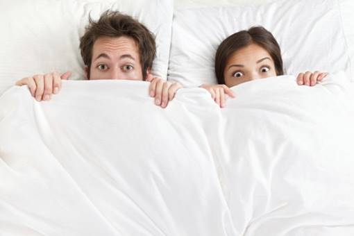 QUANTO SIETE FELICI INSIEME? LO RIVELA IL MODO IN CUI DORMITE - GUARDA - 16/11/2015