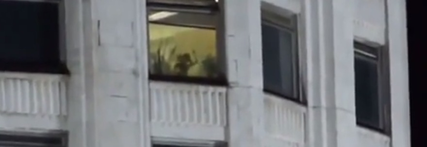 RIPRENDE IL PARLAMENTO CON LA SUA VIDEOCAMERA E BECCA GLI AMANTI DURANTE UN 'RAPPORTO' ALLA FINESTRA - 21/04/2015