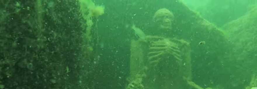 DUE SCHELETRI SEDUTI CON GLI OCCHIALI DA SOLE IN FONDO AL LAGO: LA SCOPERTA INASPETTATA - 21/05/2015