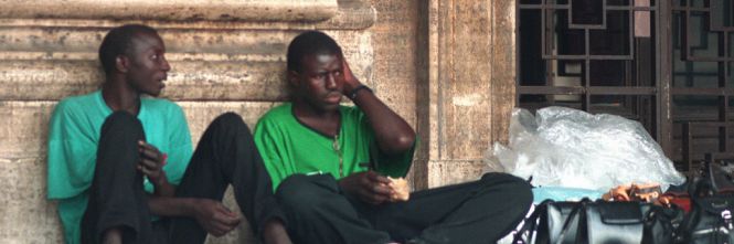 SCOPERTA DEGLI INVESTIGATORI: ''ECCO COME GLI IMMIGRATI USANO I BUONI PASTI E RISCHIANO DI PERDERLI'' - 18/05/2015