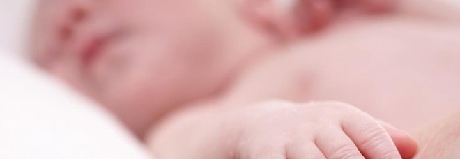 LASCIA LA FIGLIOLETTA DI 3 MESI NEL SEGGIOLONE E SI ADDORMENTA: AL SUO RISVEGLIO LA TRAGEDIA - 21/05/2015