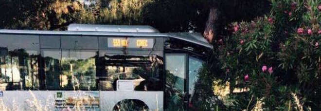 ROMA, IL BUS FINISCE FUORI STRADA ALLA ROTONDA: DIECI FERITI, GRAVE IL CONDUCENTE - 22/05/2015
