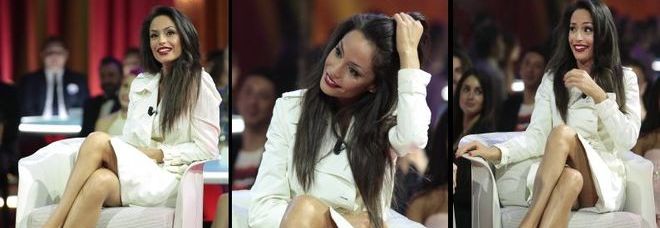 RAFFAELLA FICO COME SHARON STONE, ACCAVALLA LE GAMBE E... - FOTO - 25/05/2015