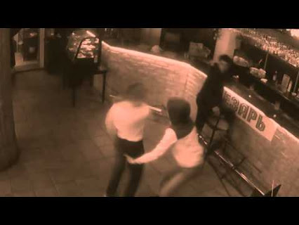 CAMERIERA PALPEGGIATA DA CLIENTE, ECCO COME REAGISCE - VIDEO - 30/07/2015