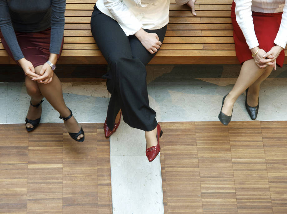 ACCAVALLARE LE GAMBE E MORDERSI LE LABBRA: DIMMI COME GESTICOLI E TI DIRO' CHI SEI. ECCO COSA SIGNIFICA - 28/05/2015