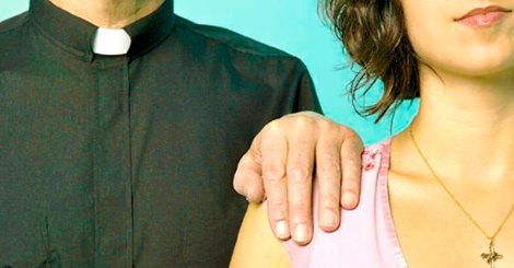 DONNA TRADISSCE IL MARITO CON IL PRETE. LA GIUSTIFICAZIONE DEL PARROCO E' ASSURDA - 08/06/2015