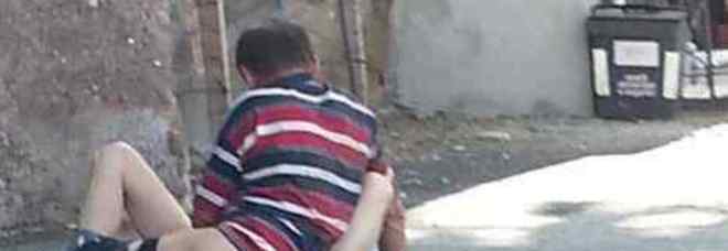 ROMA: SCANDALO IN STRADA TRA I RIFIUTI IN PIENO GIORNO NEL CUORE DI TRASTEVERE - 09/06/2015