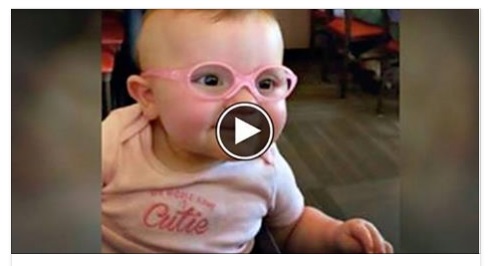 VEDE I SUOI GENITORI PER LA PRIMA VOLTA, LA SUA REAZIONE E' DA LACRIME - VIDEO - 14/07/2015