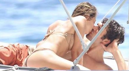 CLAMOROSO: LUCA ARGENTERO BECCATO AL MARE IN SARDEGNA CON UN'ALTRA DONNA - FOTO - 20/07/2015