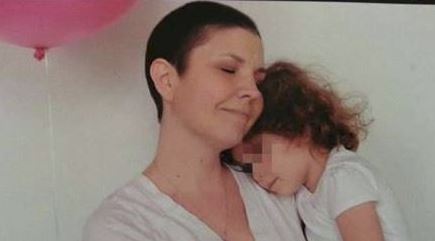 MAMMA STA PER MORIRE DI CANCRO MA NON VUOLE LASCIARE LA FIGLIA. ECCO COSA FA PER LEI - 23/07/2015