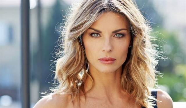 PAURA PER MARTINA COLOMBARI, SCOPPIA IL PANICO IN SPIAGGIA. ECCO COSA LE E' SUCCESSO - 27/07/2015