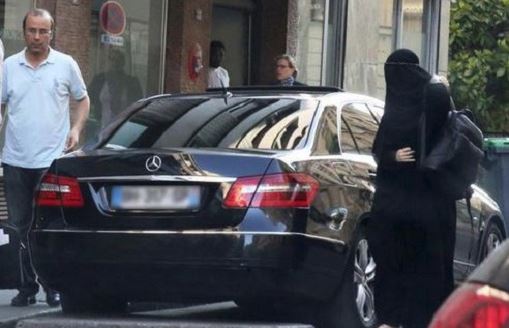 ''SI E' MESSA IL BURQA PER ANDARE A RIFARSI IL SENO''. SMASCHERATA NONOSTANTE IL TRAVESTIMENTO - 30/07/2015