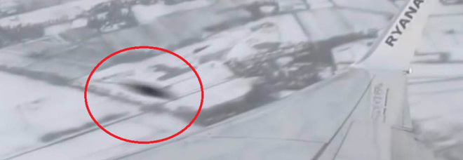 ''UFO SFIORA L'AEREO'', PANICO SUL VOLO RYANAIR: ECCO IL VIDEO DI UN PASSEGGERO - VIDEO ESCLUSIVO - 09/09/2015