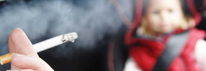 SIGARETTE, VIETATO FUMARE IN AUTO E STOP AI PACCHETTI DA 10 DA SETTEMBRE - 16/09/2015