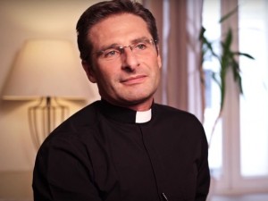 'SONO GAY ED HO UN COMPAGNO ', IL COMING OUT DI MONSIGNOR CHARAMSA - 03/10/2015