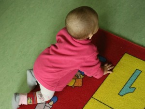 BIMBA DI UN ANNO GATTONA FINO ALLA STRADA E VIENE INVESTITA: E' GRAVE - 06/10/2015