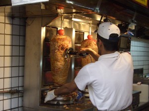 140 PERSONE FINITE IN OSPEDALE: LA RIVOLTANTE SCOPERTA NEL KEBAB - 06/10/2015