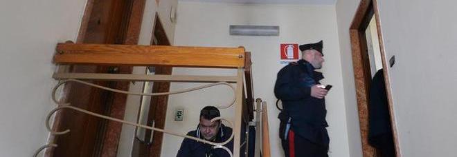 NUDA IN UN BAR: ''UN UOMO VUOLE VIOLENTARMI''. I CARABINIERI BUSSANO, LUI SI GETTA DAL BALCONE - 06/10/2015