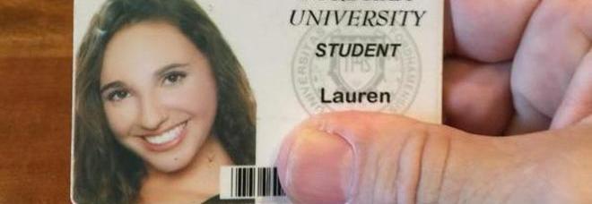 TROVA LA TESSERA DI UNA STUDENTESSA E PROVA A RINTRACCIARLA, MA LUI NON E' UNO QUALUNQUE... - FOTO - 07/10/2015